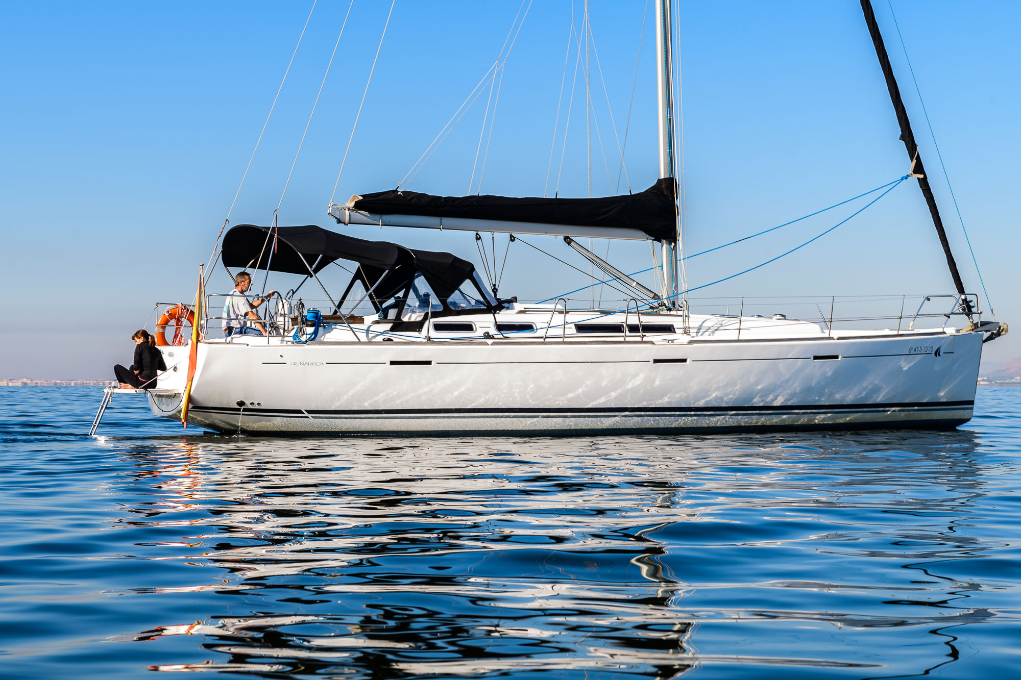 Velero YATA UNO en La Manga del Mar Menor