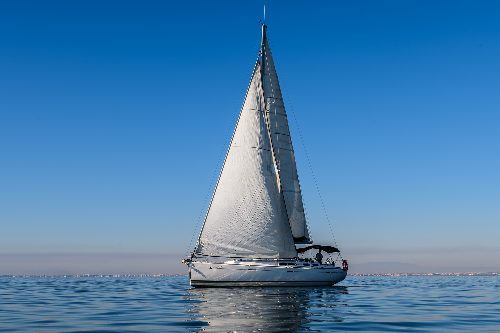 Velero YATA UNO velas desplegadas Mar Menor La Manga
