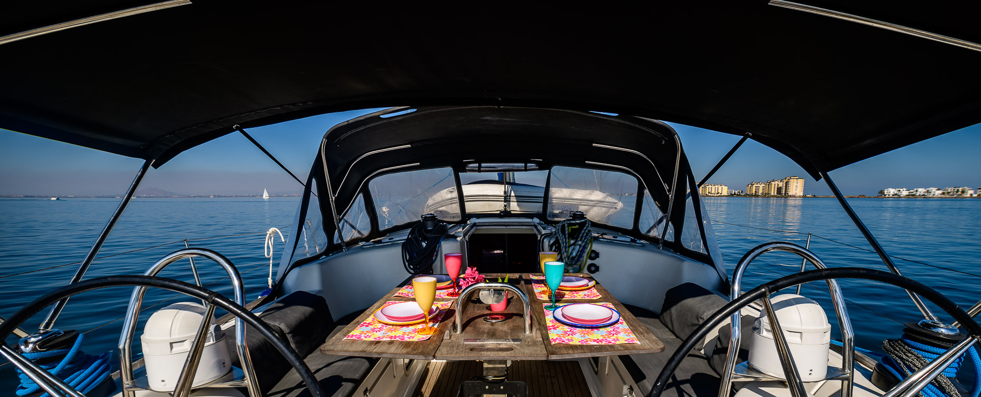 Velero YATA UNO fondeo Mediterráneo